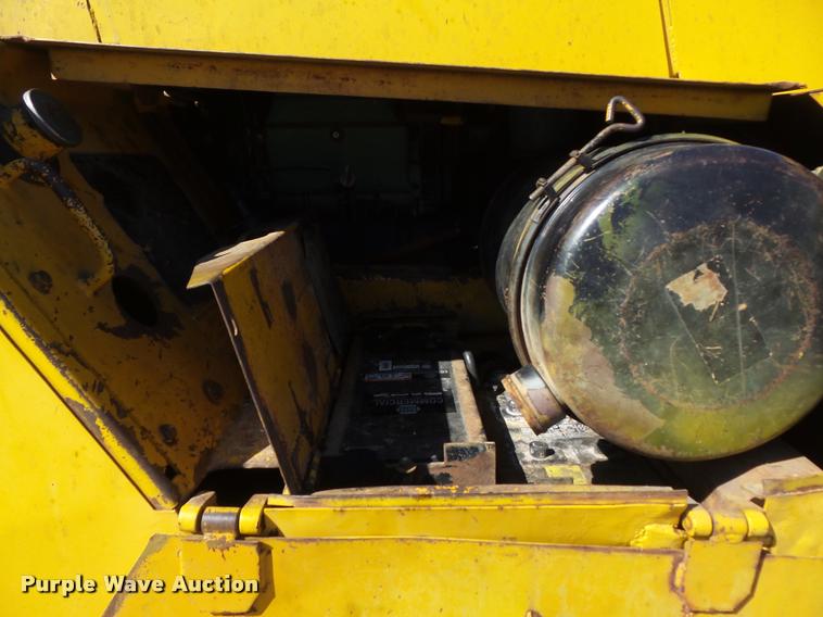 image for item K7698 1969 John Deere 860 elevating scraper