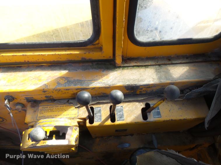 image for item K7698 1969 John Deere 860 elevating scraper