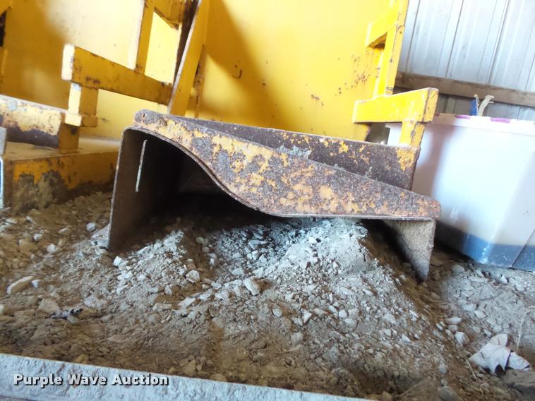 image for item K7699 1995 Puckett Bros 850SF curb machine