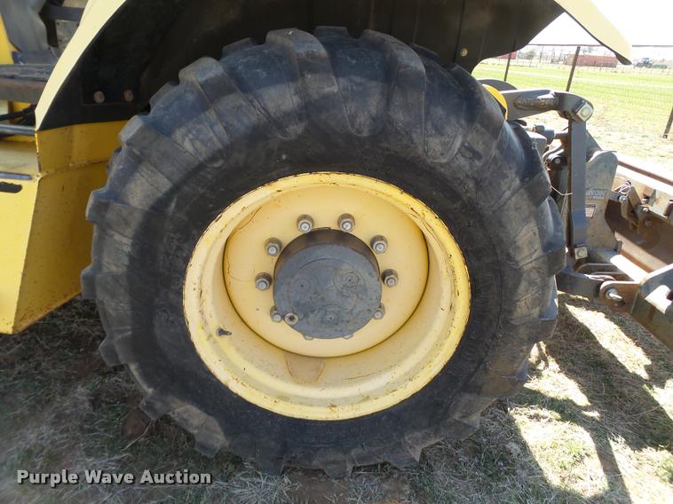 image for item L1602 2005 New Holland LV80 loader tractor