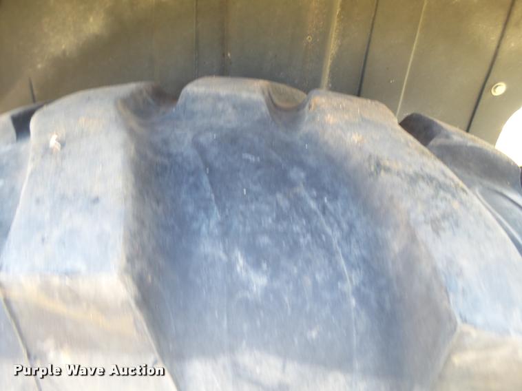 image for item L1602 2005 New Holland LV80 loader tractor