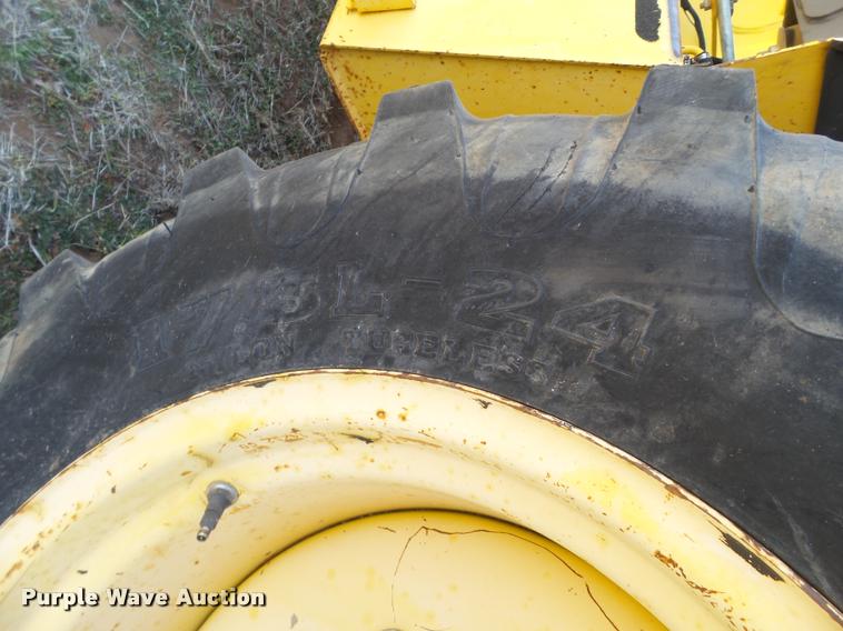 image for item L1602 2005 New Holland LV80 loader tractor