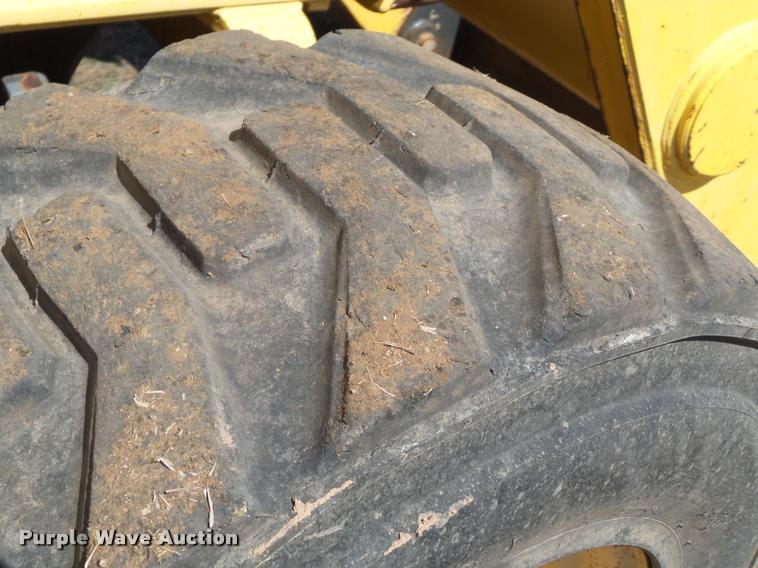 image for item L1602 2005 New Holland LV80 loader tractor