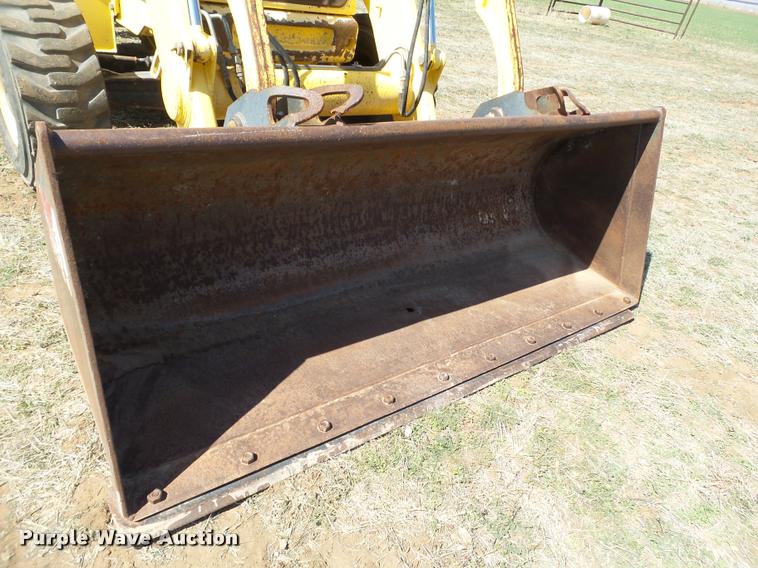 image for item L1602 2005 New Holland LV80 loader tractor