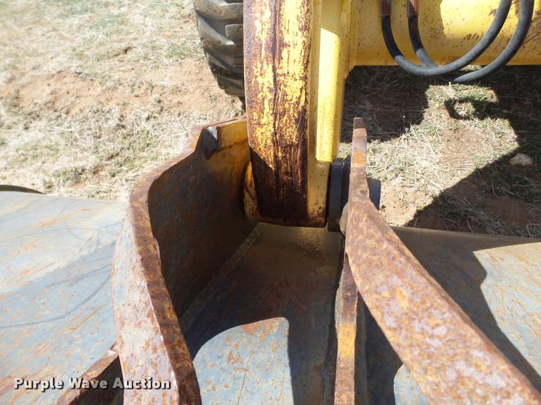 image for item L1602 2005 New Holland LV80 loader tractor