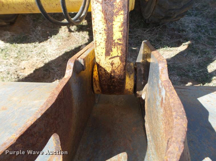 image for item L1602 2005 New Holland LV80 loader tractor