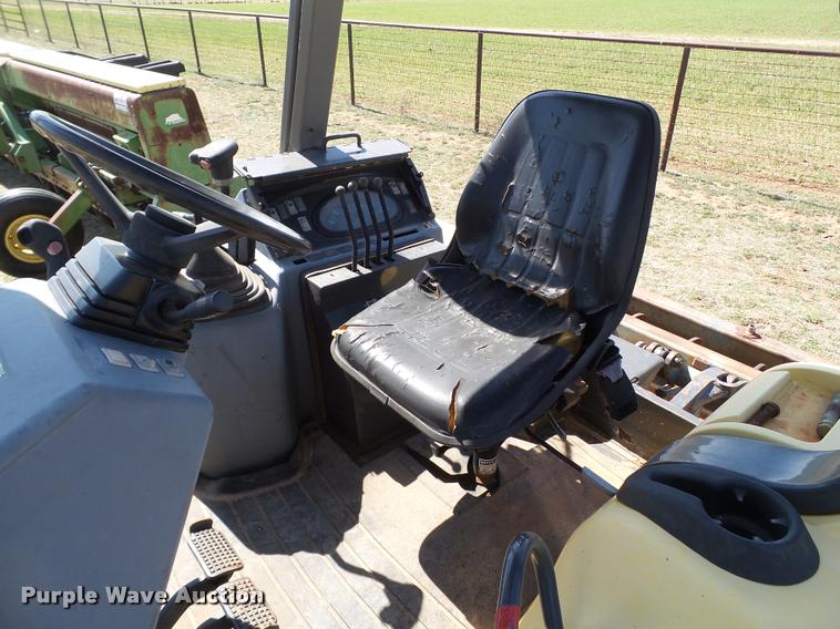 image for item L1602 2005 New Holland LV80 loader tractor