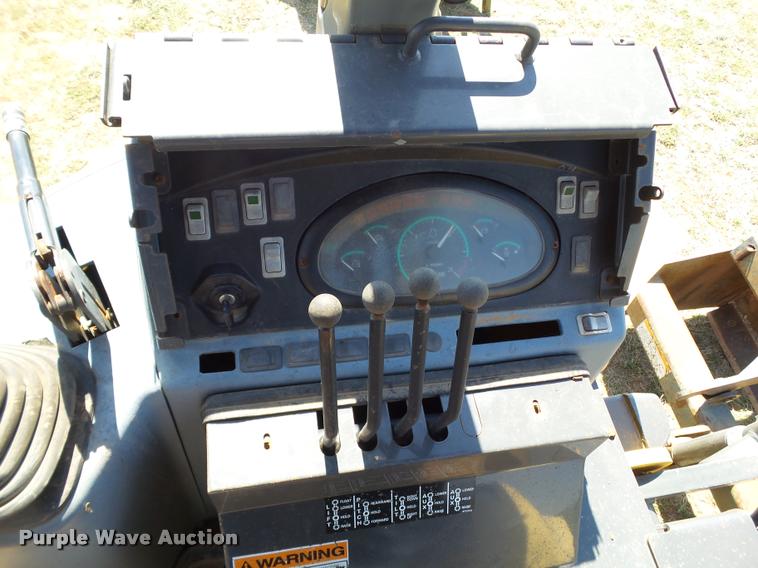 image for item L1602 2005 New Holland LV80 loader tractor