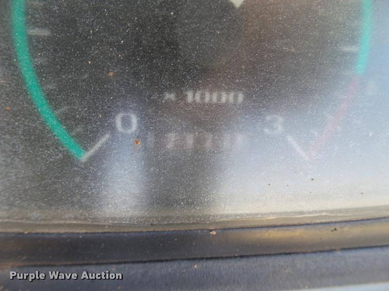 image for item L1602 2005 New Holland LV80 loader tractor