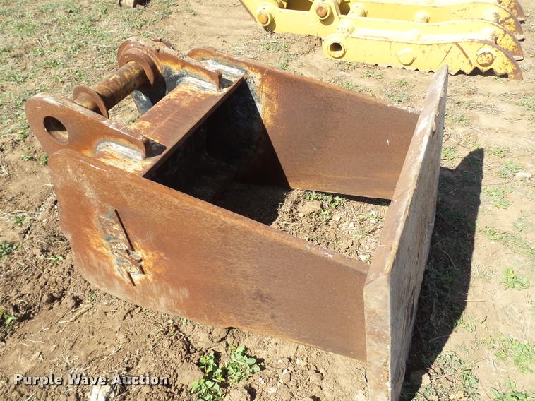 image for item L1614 Excavator scraper/packer