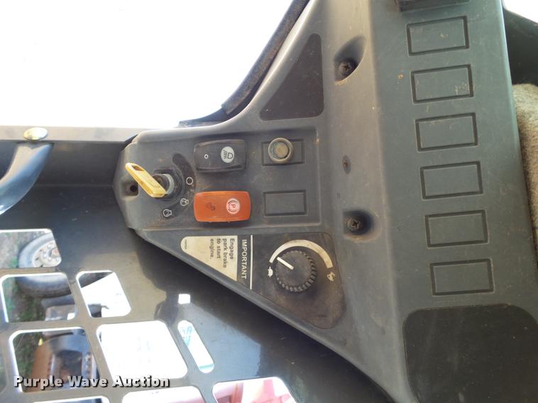 image for item L1616 2010 John Deere 319D skid steer