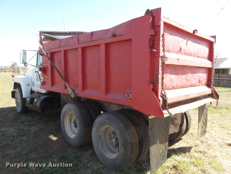 image for item L1617 1986 Mack R688ST dump truck