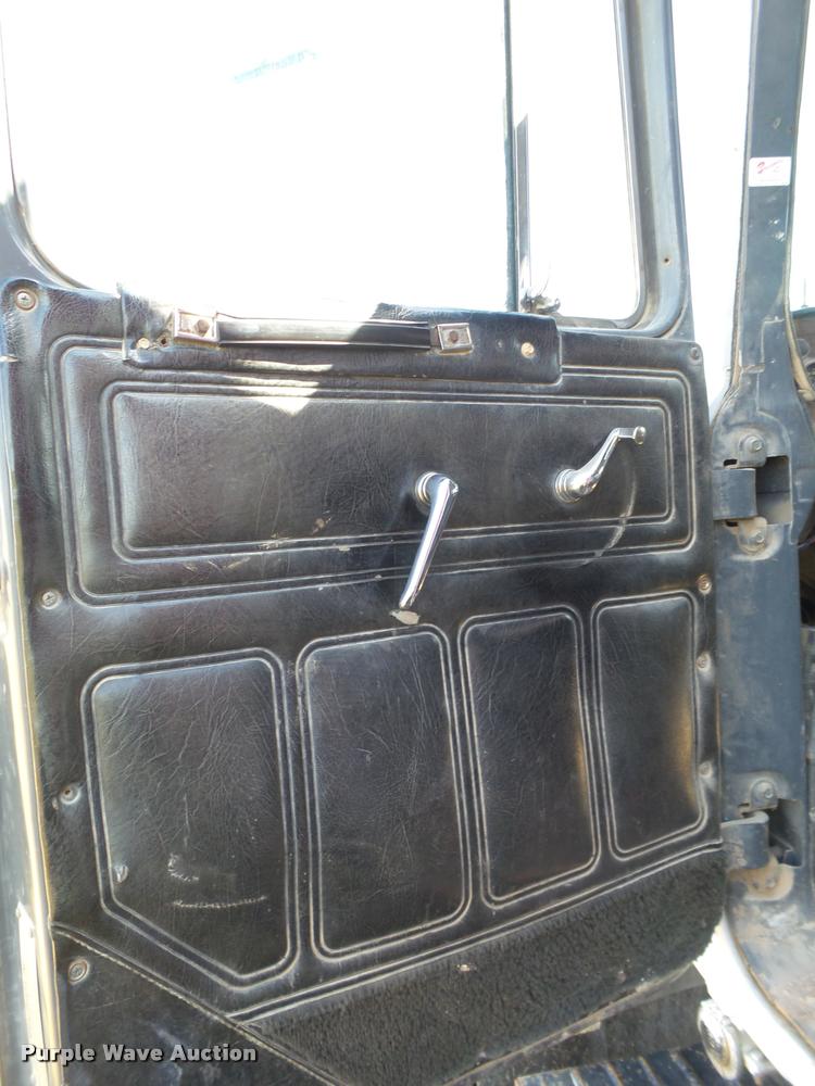 image for item L1617 1986 Mack R688ST dump truck