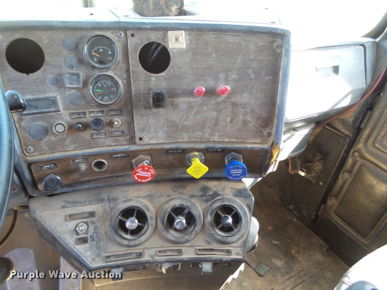 image for item L1617 1986 Mack R688ST dump truck