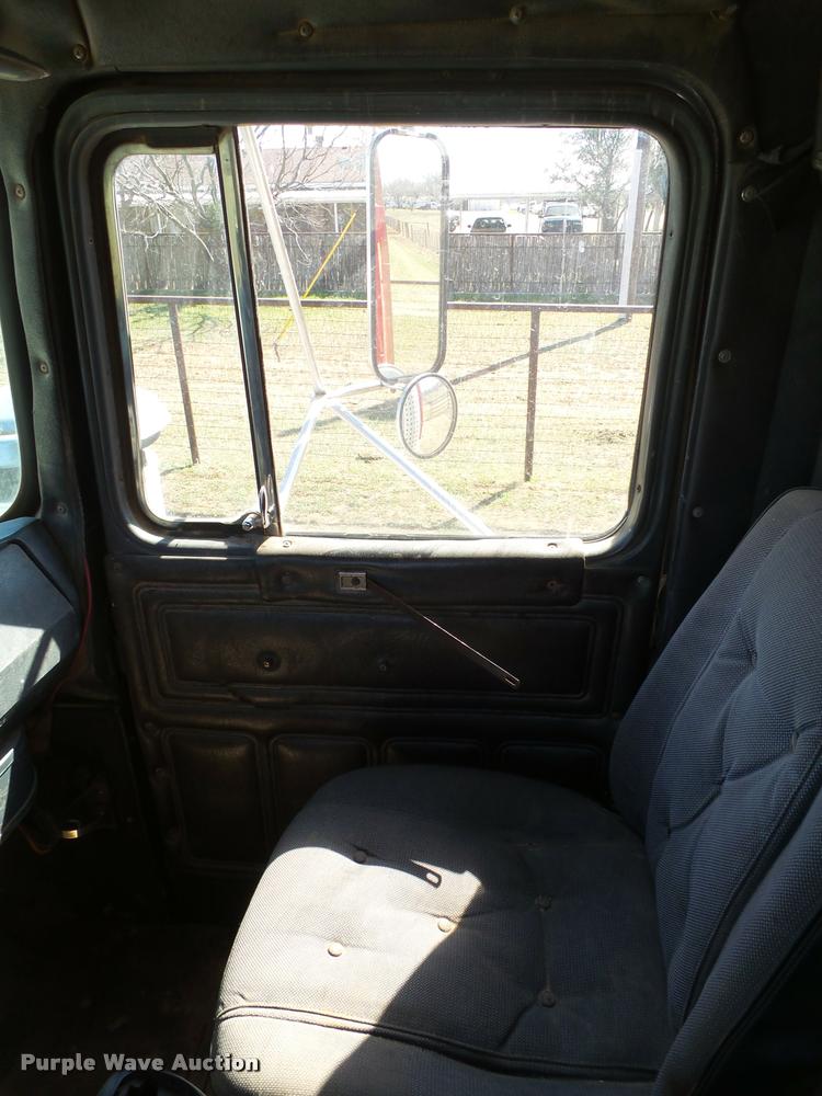 image for item L1617 1986 Mack R688ST dump truck