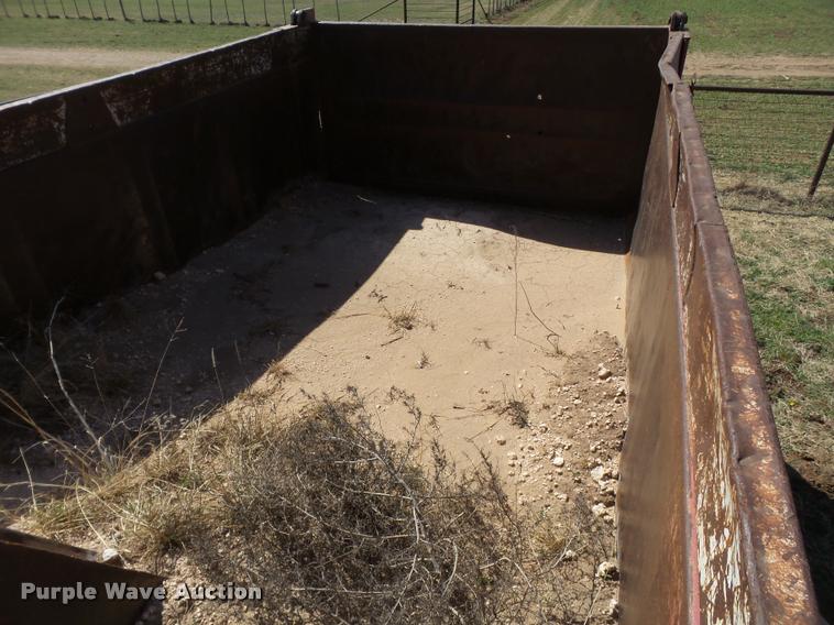 image for item L1617 1986 Mack R688ST dump truck