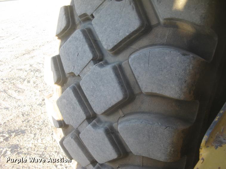 image for item L3977 1995 Caterpillar 615C Series II elevating scraper