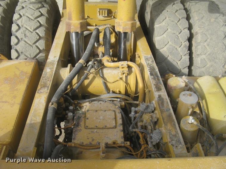 image for item L3978 1993 Caterpillar 769C haul truck