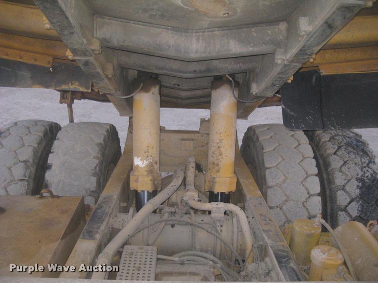 image for item L3980 1995 Caterpillar 769C haul truck