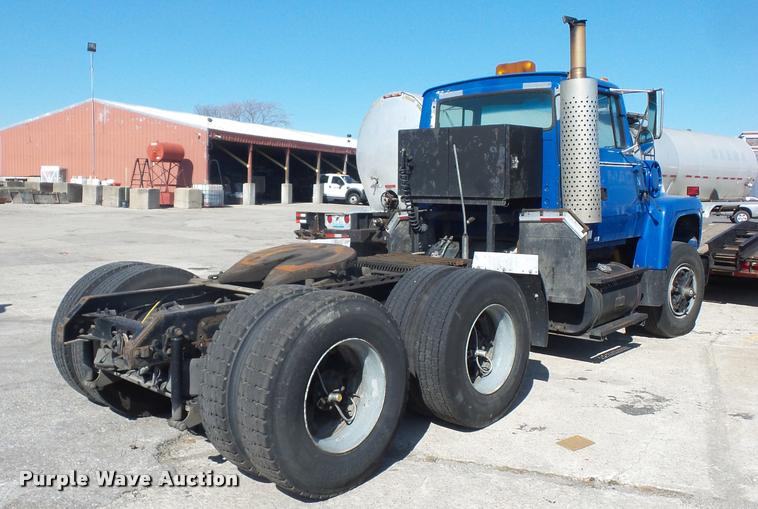 image for item L4605 1997 Ford LT9000 semi truck