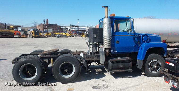 image for item L4605 1997 Ford LT9000 semi truck