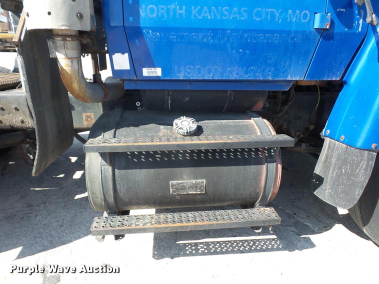 image for item L4605 1997 Ford LT9000 semi truck