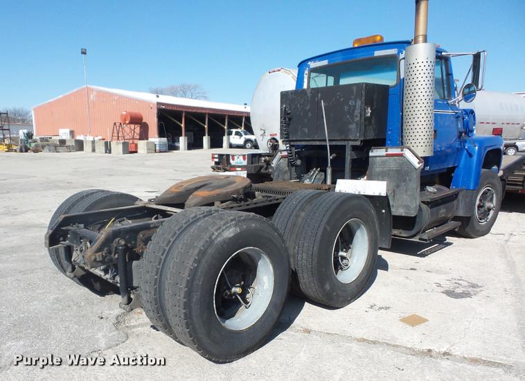 image for item L4605 1997 Ford LT9000 semi truck