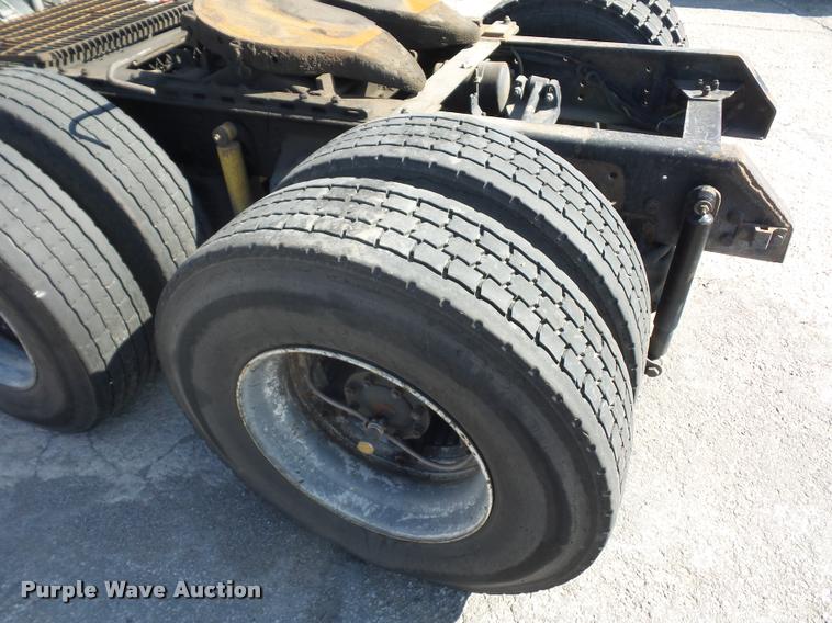 image for item L4605 1997 Ford LT9000 semi truck