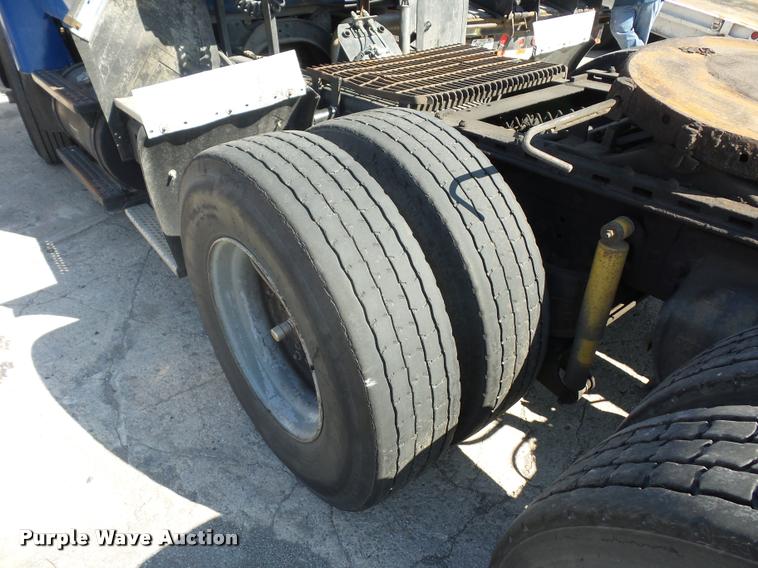 image for item L4605 1997 Ford LT9000 semi truck