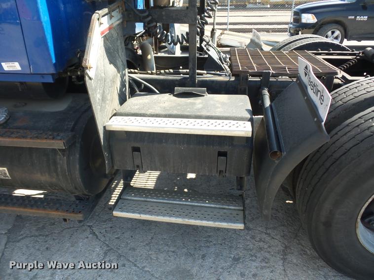 image for item L4605 1997 Ford LT9000 semi truck