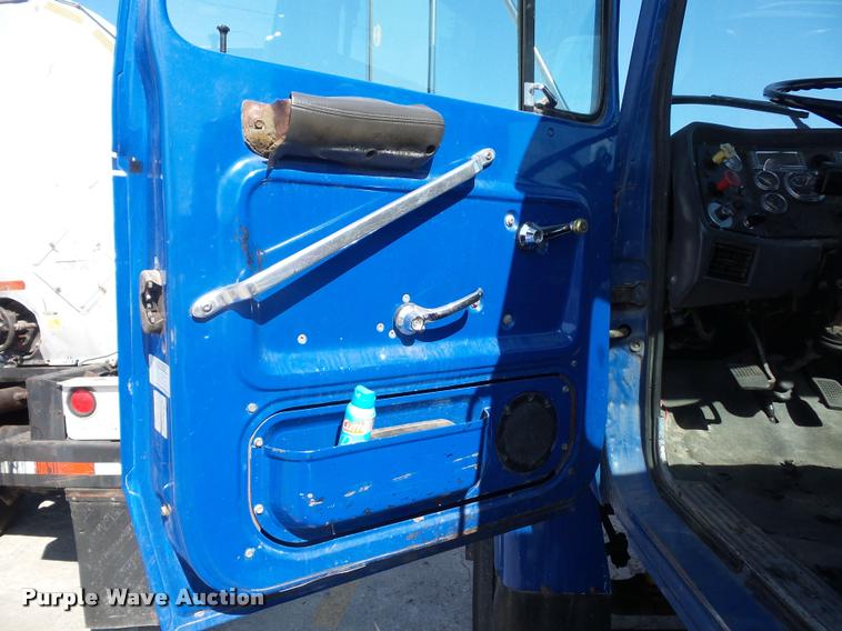 image for item L4605 1997 Ford LT9000 semi truck