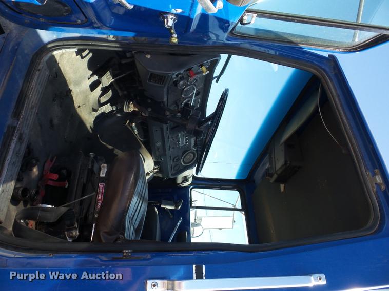 image for item L4605 1997 Ford LT9000 semi truck