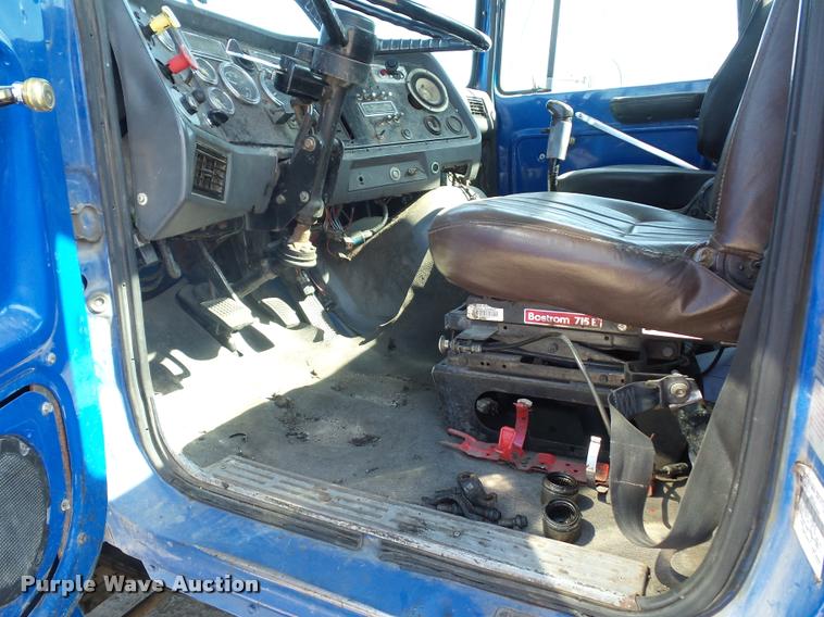 image for item L4605 1997 Ford LT9000 semi truck