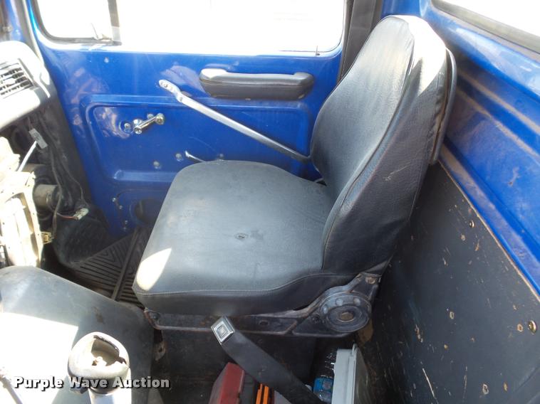 image for item L4605 1997 Ford LT9000 semi truck