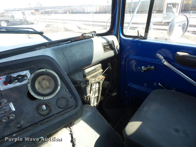 image for item L4605 1997 Ford LT9000 semi truck