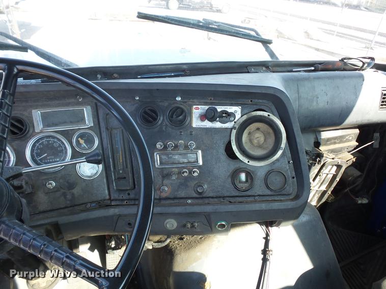 image for item L4605 1997 Ford LT9000 semi truck