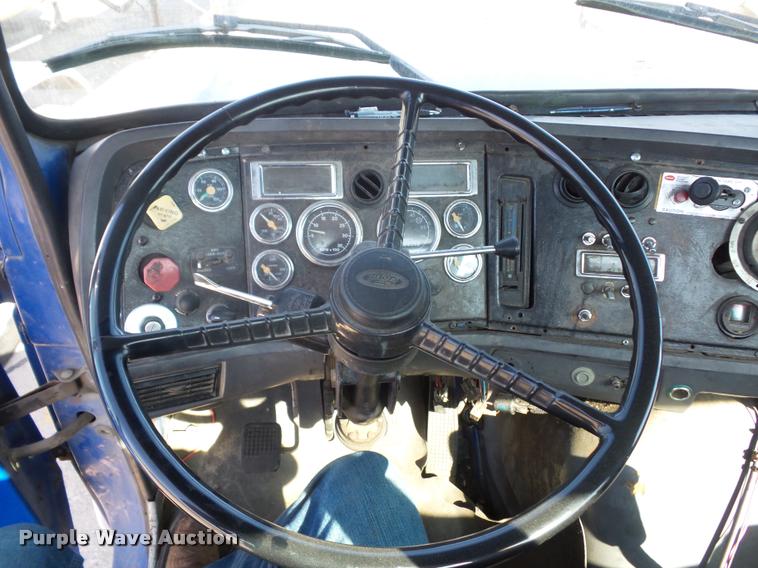 image for item L4605 1997 Ford LT9000 semi truck