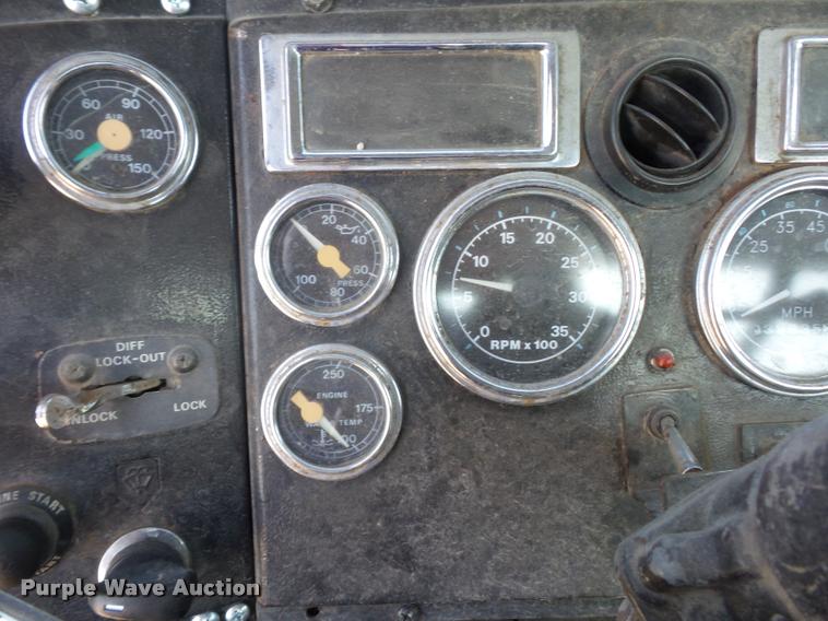 image for item L4605 1997 Ford LT9000 semi truck