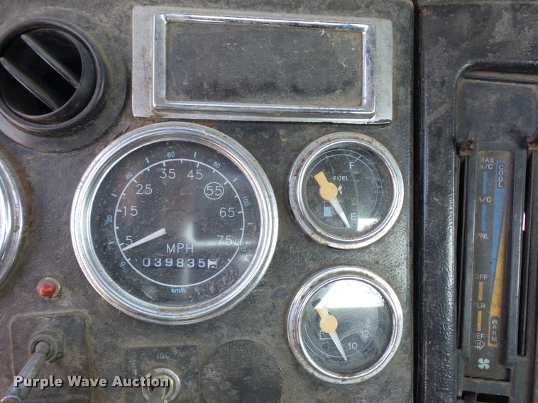 image for item L4605 1997 Ford LT9000 semi truck