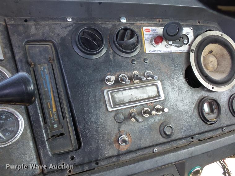 image for item L4605 1997 Ford LT9000 semi truck