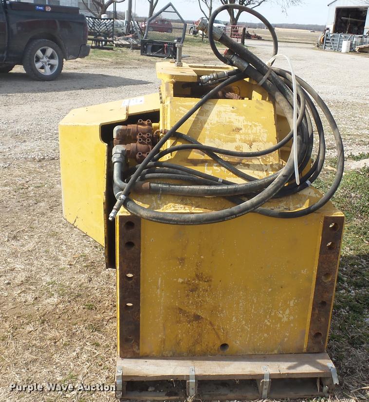 Carco dozer winch in Bronaugh, MO Item L4630 sold Purple Wave