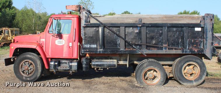 image for item L4790 1984 International S1900 dump truck