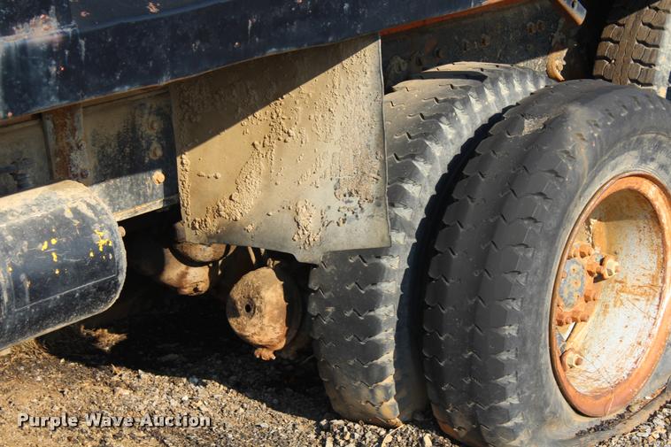 image for item L4790 1984 International S1900 dump truck