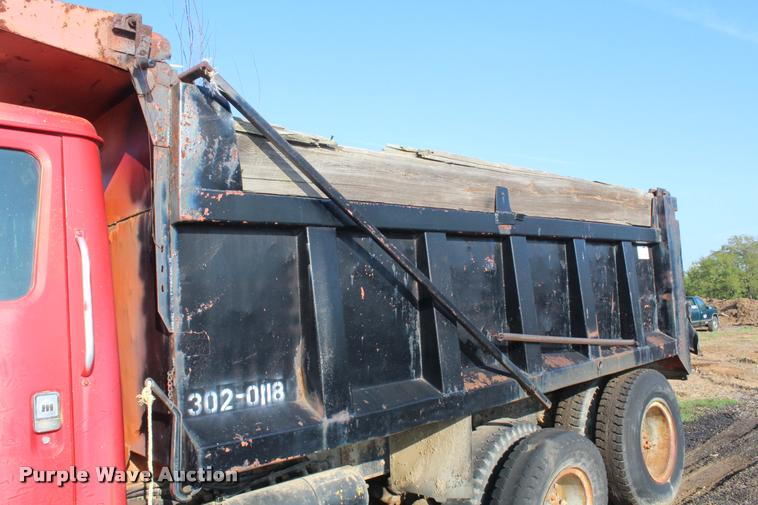 image for item L4790 1984 International S1900 dump truck
