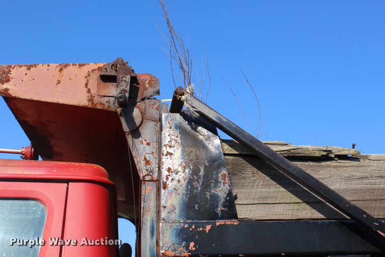 image for item L4790 1984 International S1900 dump truck