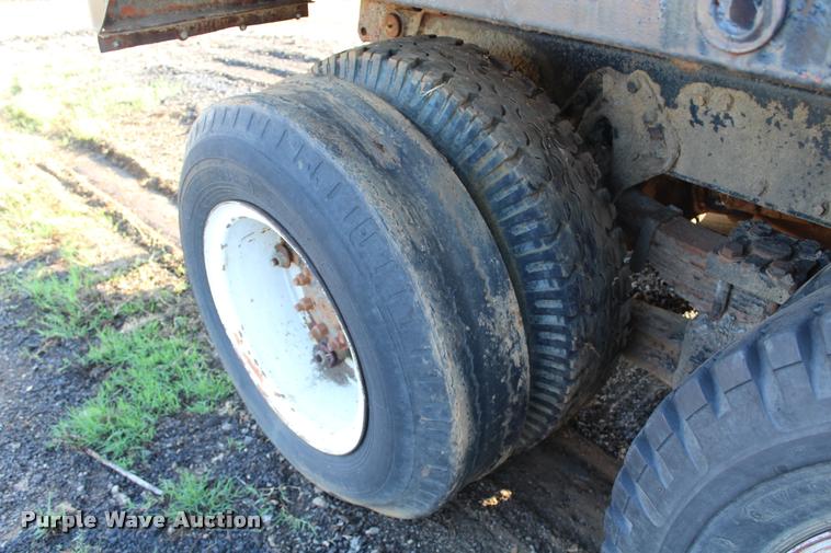 image for item L4790 1984 International S1900 dump truck