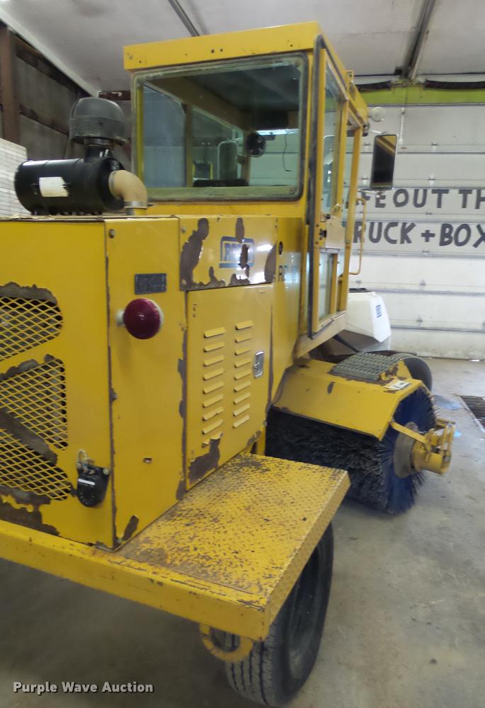 image for item AL9026 2001 Rosco RB-48 broom