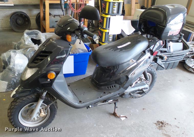 image for item CB9684 2005 Sanyco E-Ton moped