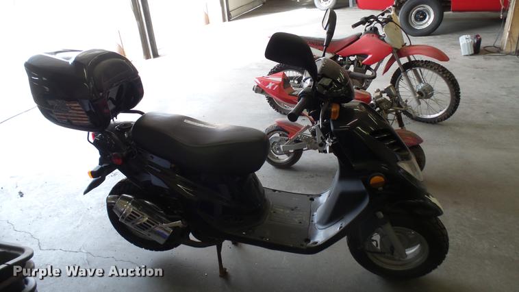 image for item CB9684 2005 Sanyco E-Ton moped