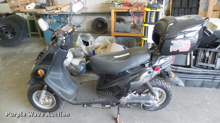 image for item CB9684 2005 Sanyco E-Ton moped